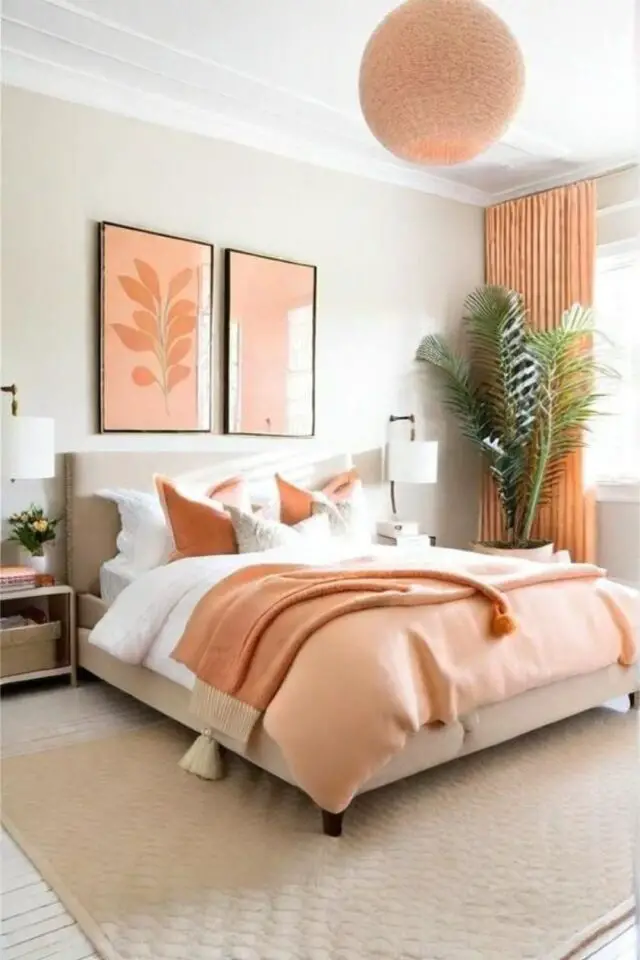 couleur peach fuzz decoration exemple chambre à coucher adulte accessoires décoratifs parure de lit lustre poster encadré rideaux plantes vertes