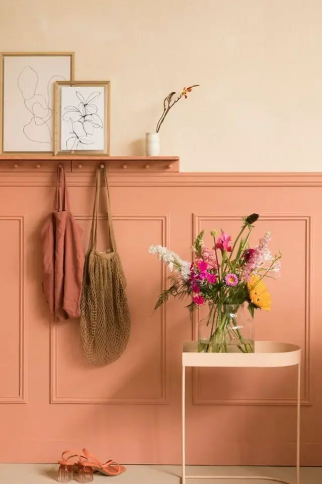couleur peach fuzz decoration exemple mur soubassement moulure plus foncé peinture beige orangée inspiration couloir entrée