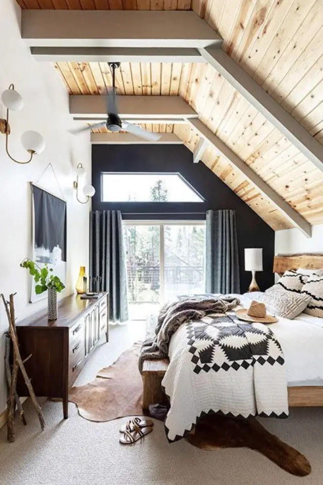 deco style chalet caracteristiques chambre adulte mansardée revêtement lambris plafond mur blanc rustique moderne