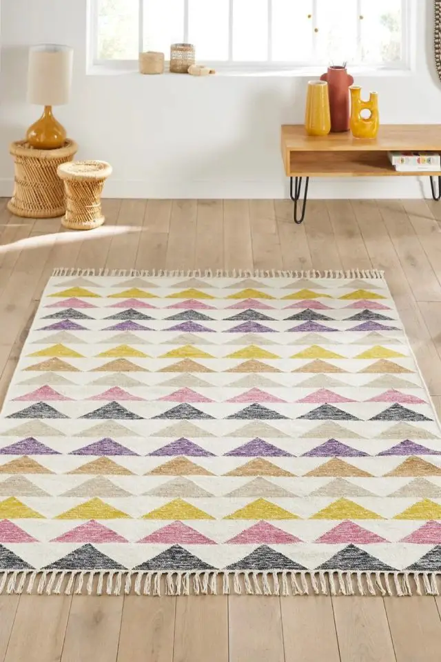 deco textile tendance 2024 pas cher Tapis kilim en laine multicolore triangle