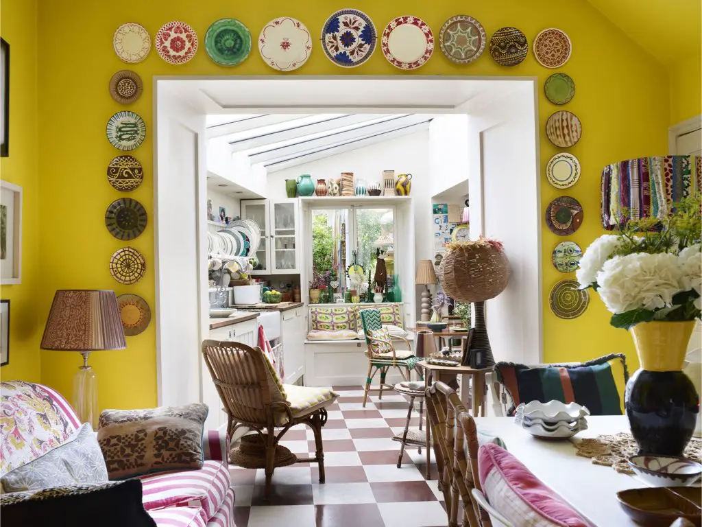 decoration maison style anglais ecelctique salle à manger ouverte sur la cuisine arche peinture jaune décor mural original