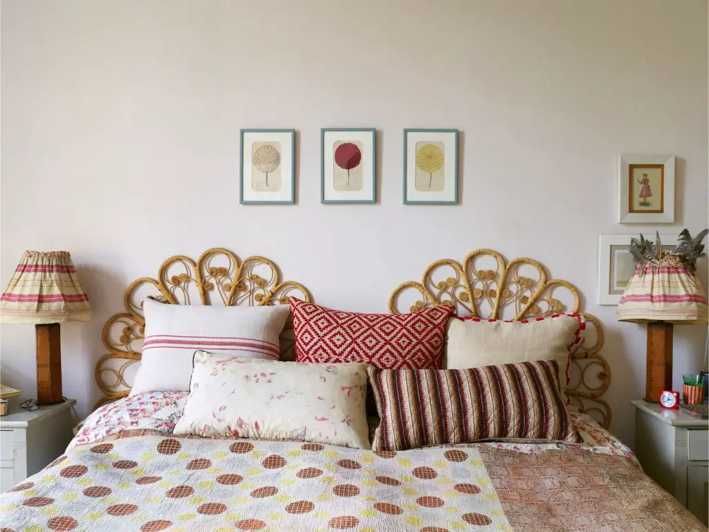 decoration maison style anglais ecelctique chambre à coucher tête de lit vintage en rotin housse de coussin fait maison avec de vieux rideaux parure de lit cottage