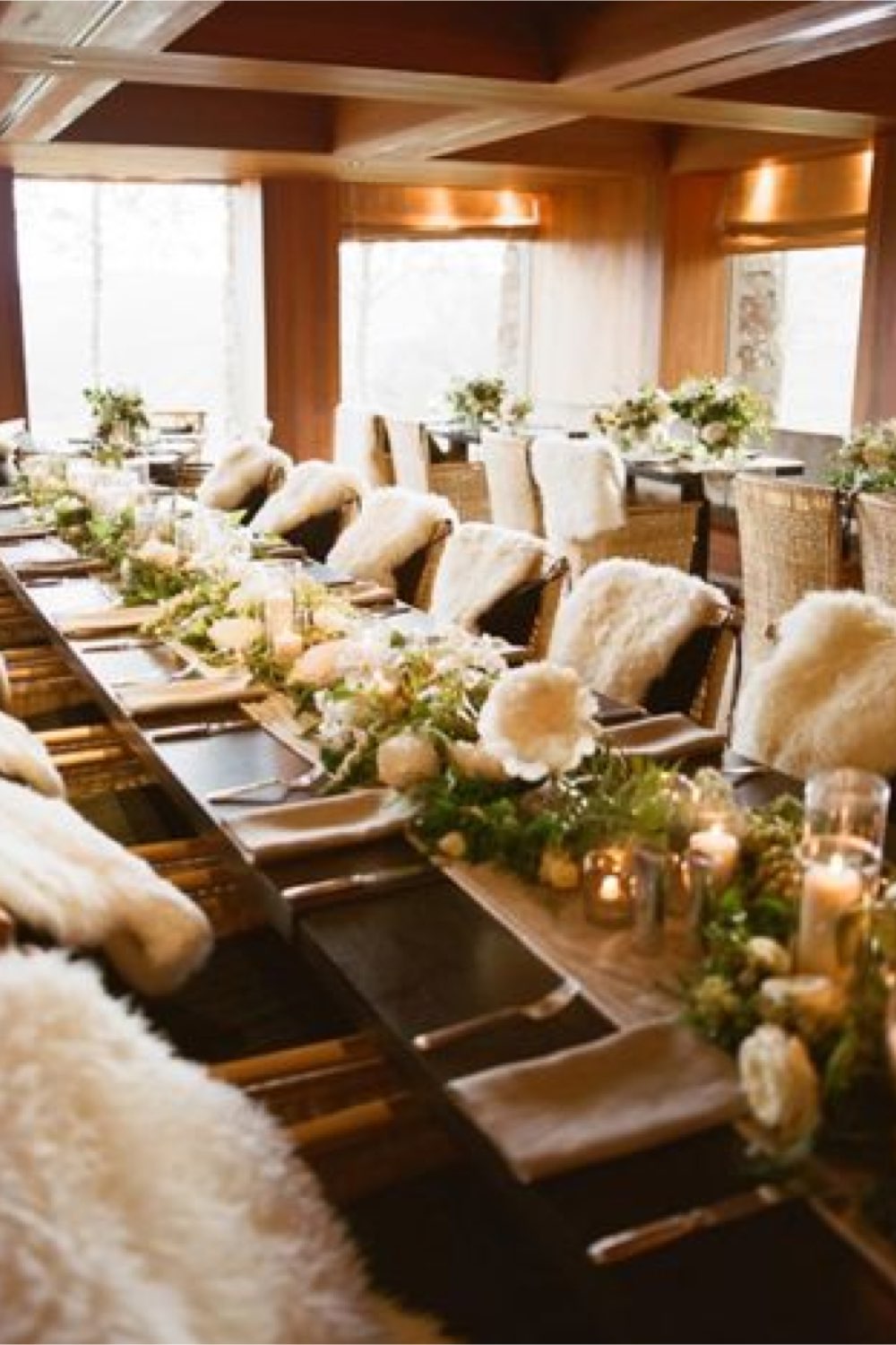 decoration mariage feerie hiver peau de mouton posée sur les chaise en bois chemin de table fleur blanche esprit chalet de montagne