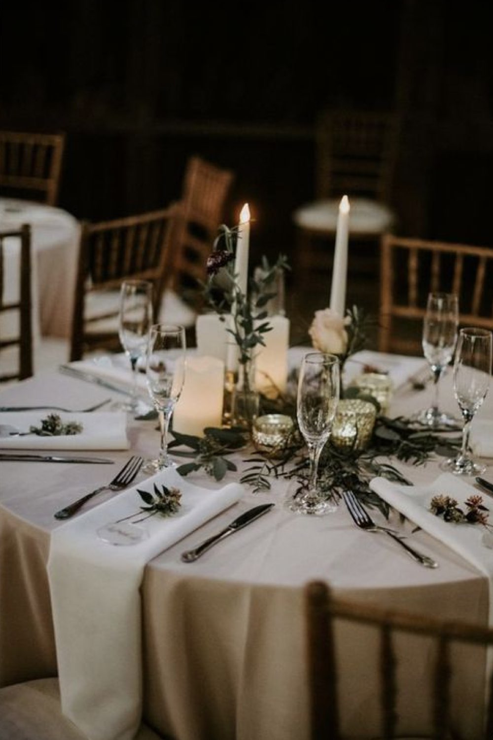 decoration mariage feerie hiver table ronde et élégante palette de couleur neutre bougies