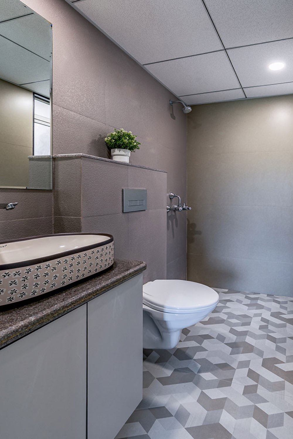 decoration tendance chic studio appartement salle de bain grises avec toilettes et douche italienne
