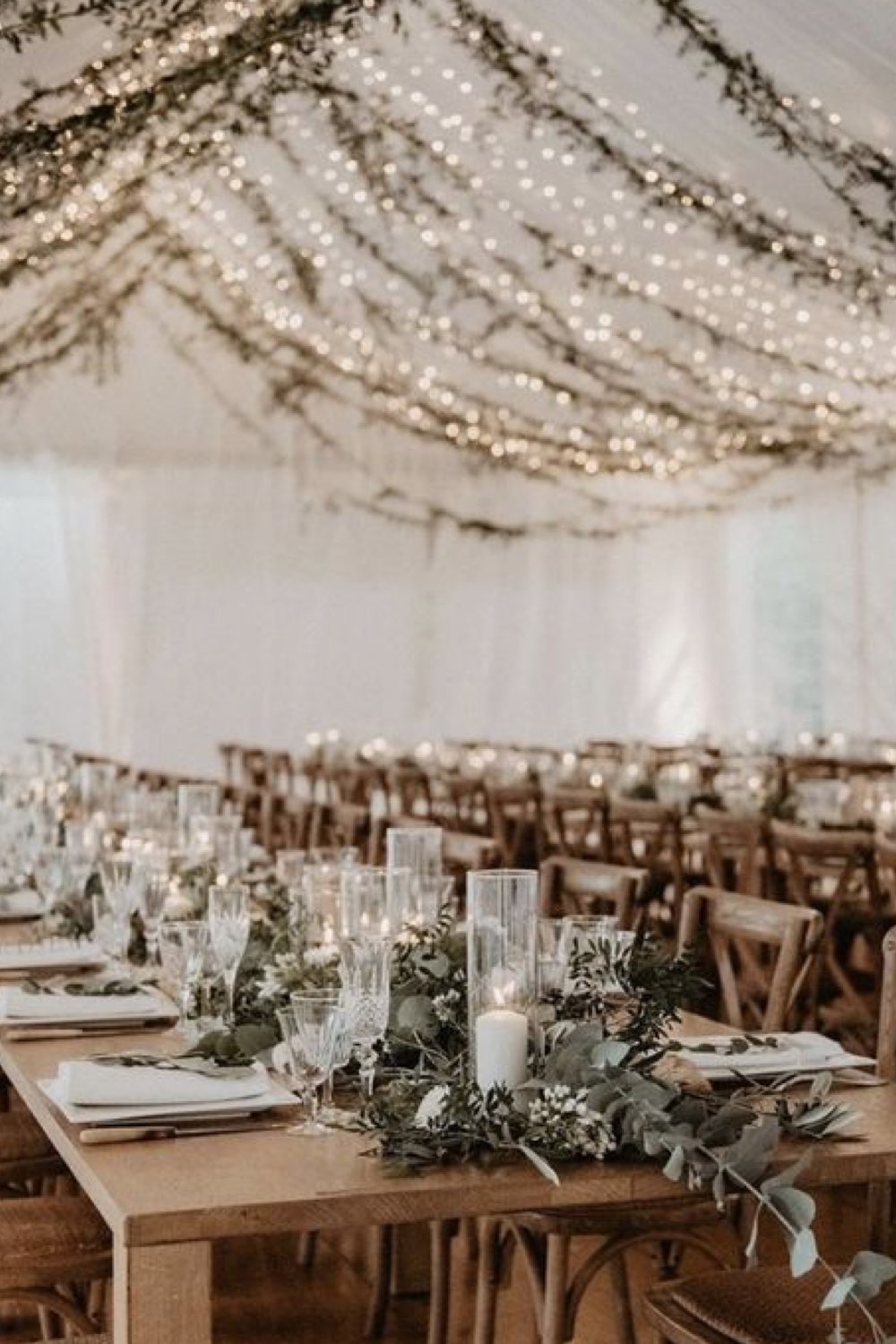 idee decoration mariage hiver décor de salle plafond voilage blanc guirlande lumineuse table en bois