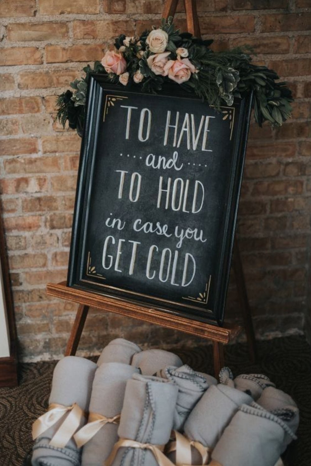 idee decoration mariage hiver cadeaux aux invités plaid panneau tableau noir message craie