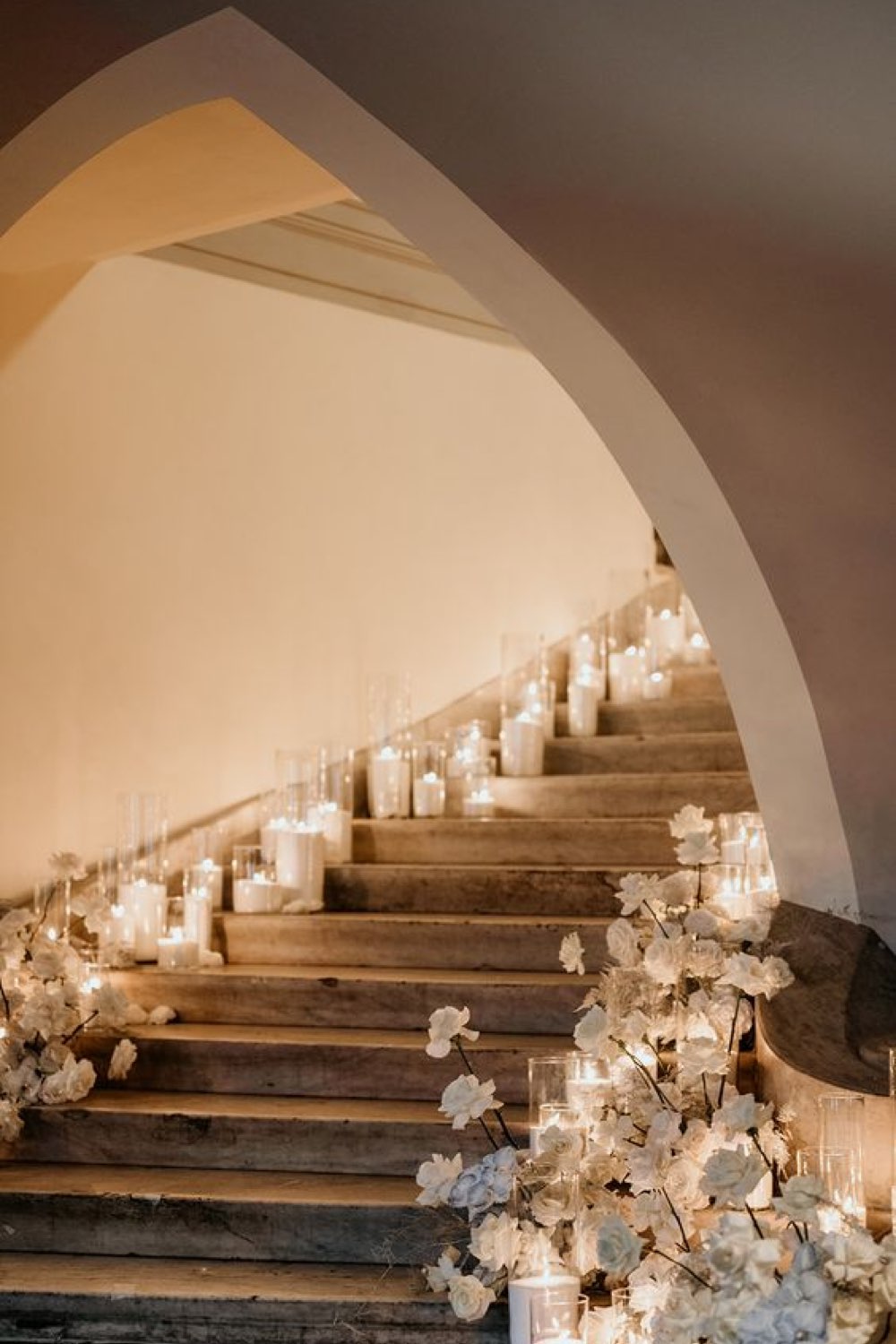 idee decoration mariage hiver descente d'escaliers salle de réception bougies blanche lumière chaleureuse