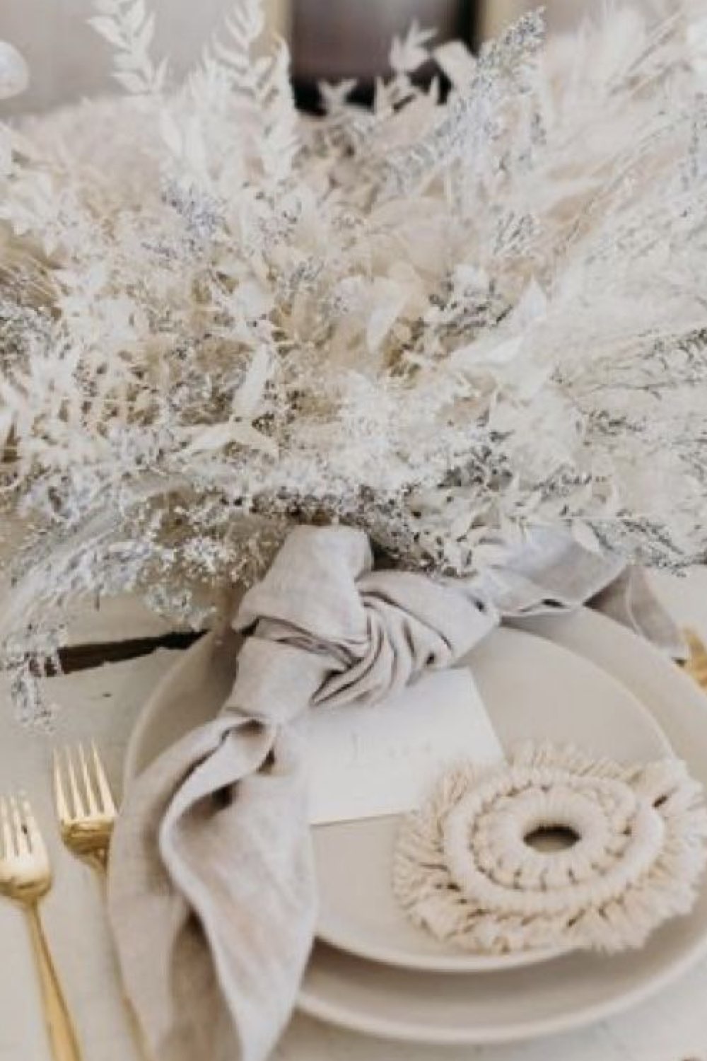 idee decoration mariage hiver décor de table blanc branche d'arbre macramé couvert métallisés