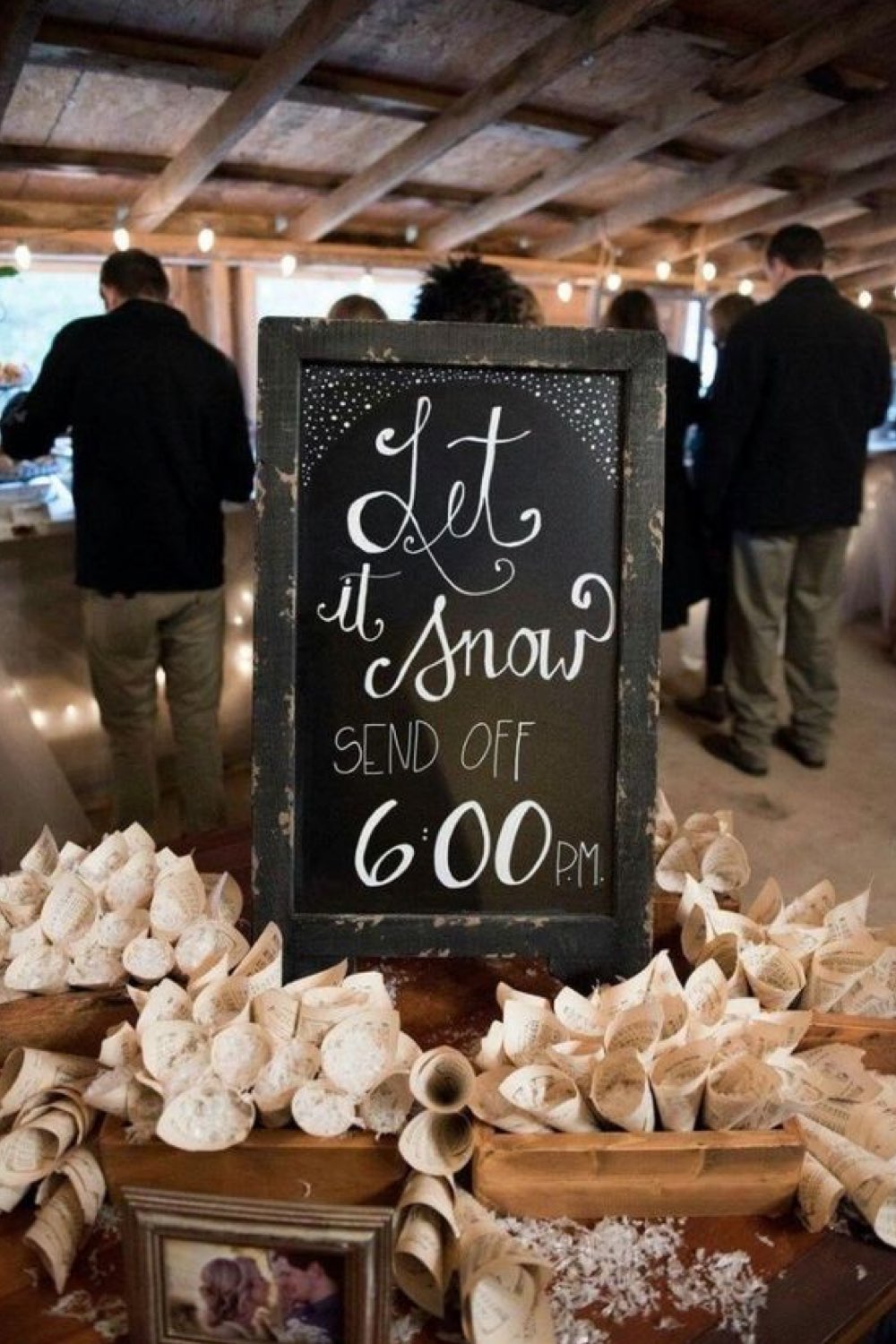 idee decoration mariage hiver confettis blanches en cornet à offrir aux invités exemple facile à faire