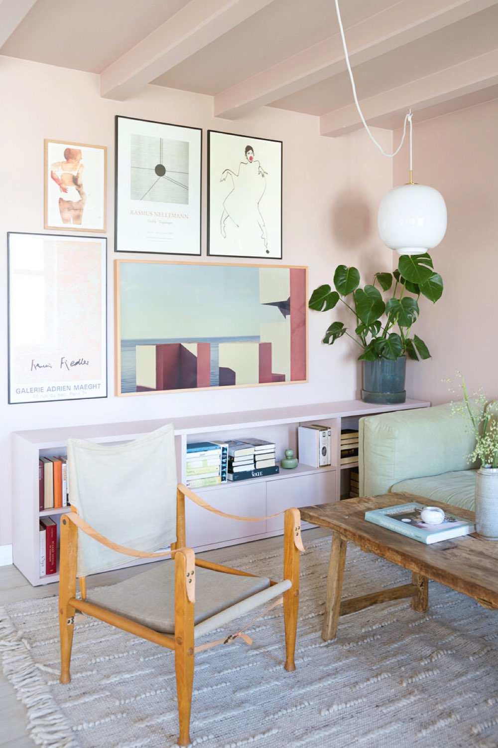 interieur deco peinture pastel peinture salon rose clair plafond meuble bibliothèque ton sur ton table basse bois récup'