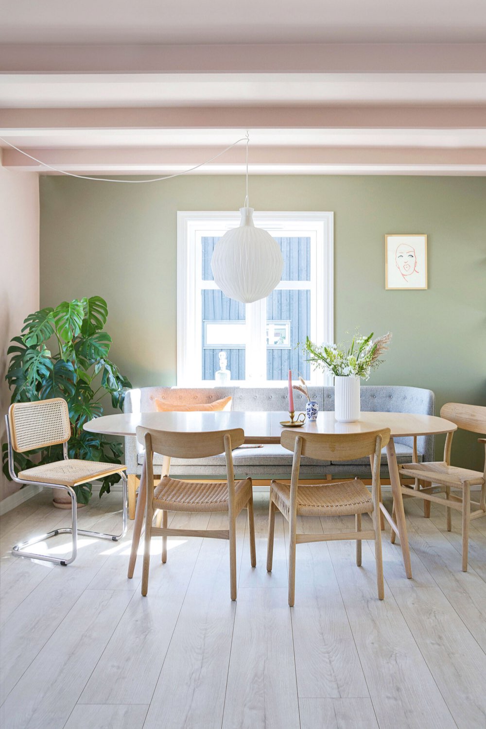 interieur deco peinture pastel salle à manger plafond poutres couleur chaise en bois clair banquette grise esprit scandinave