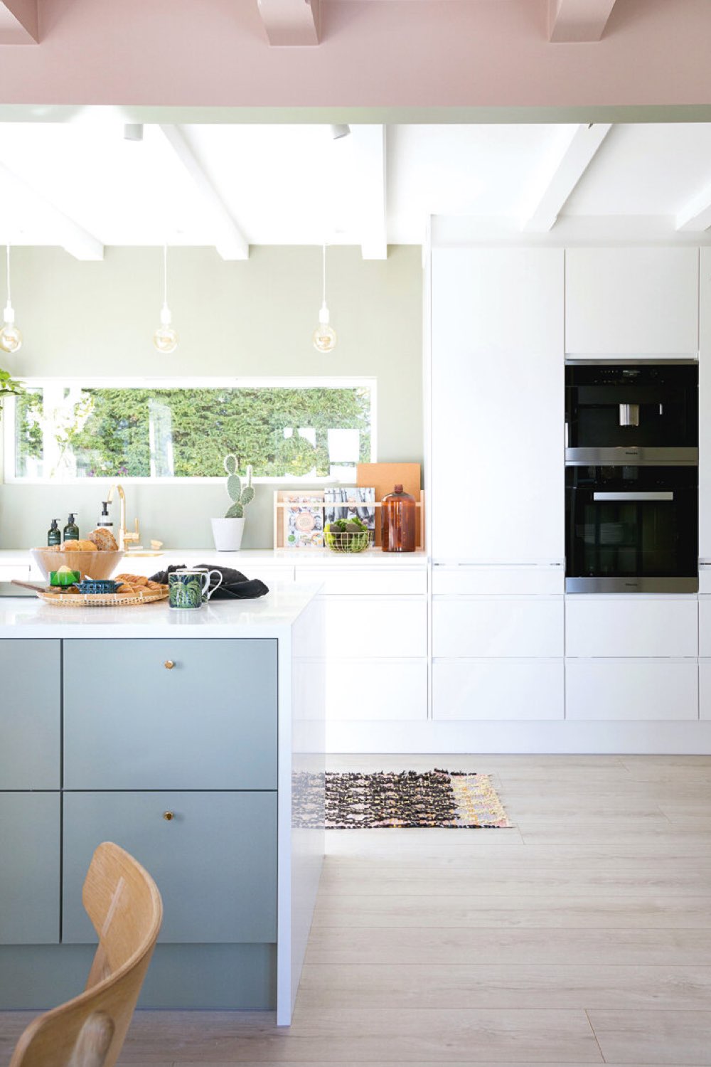 interieur deco peinture pastel cuisine blanche plafond rose clair façade de tiroir bleu