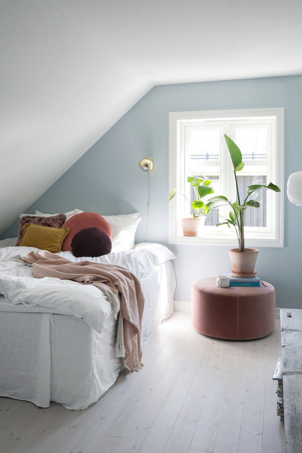 interieur deco peinture pastel chambre adule mansardée mur accent bleu douceur