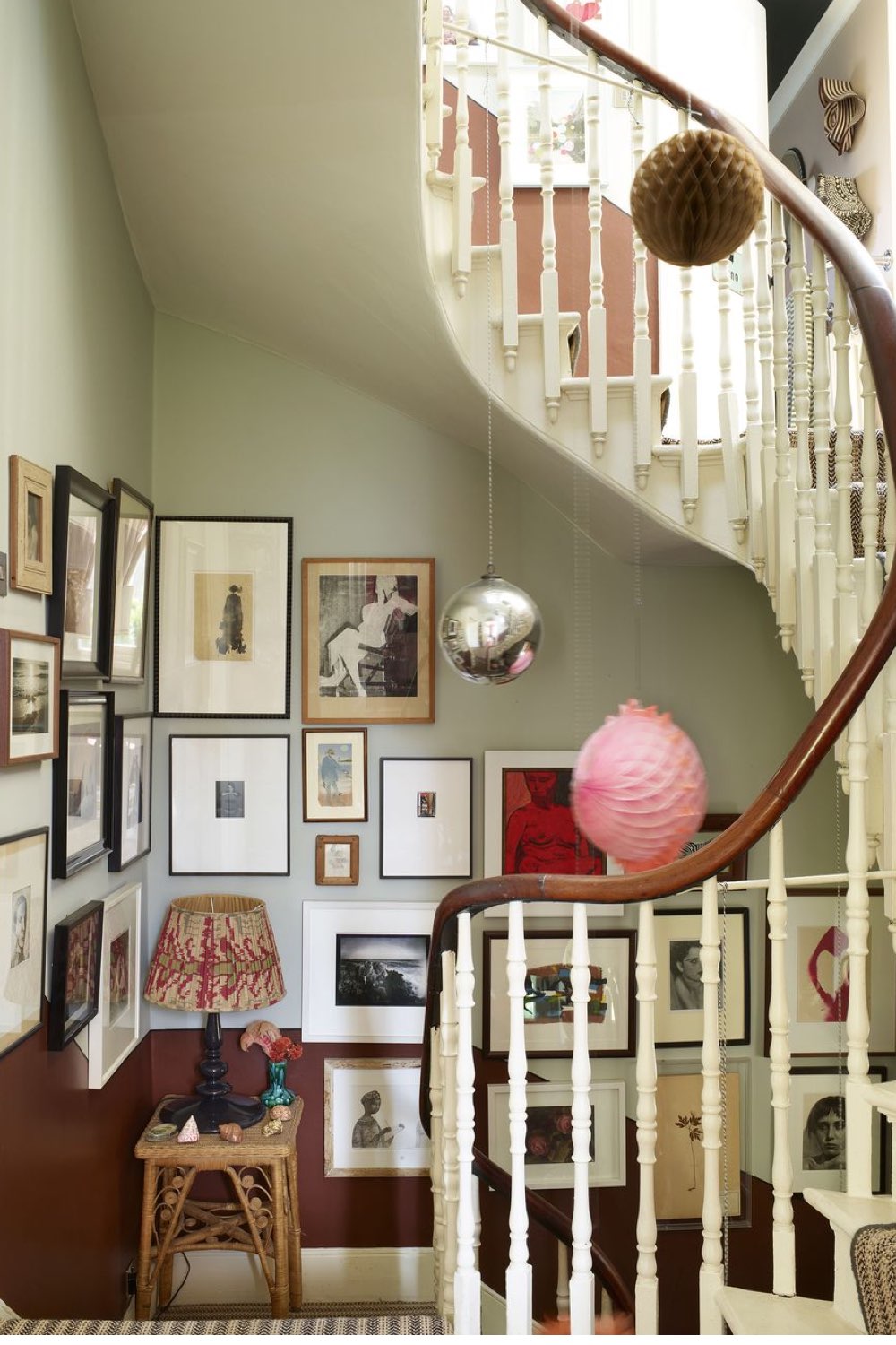 maison anglaise eclectique originale coloree entrée peinture vert de gris galerie de cadres escaliers anciens chic