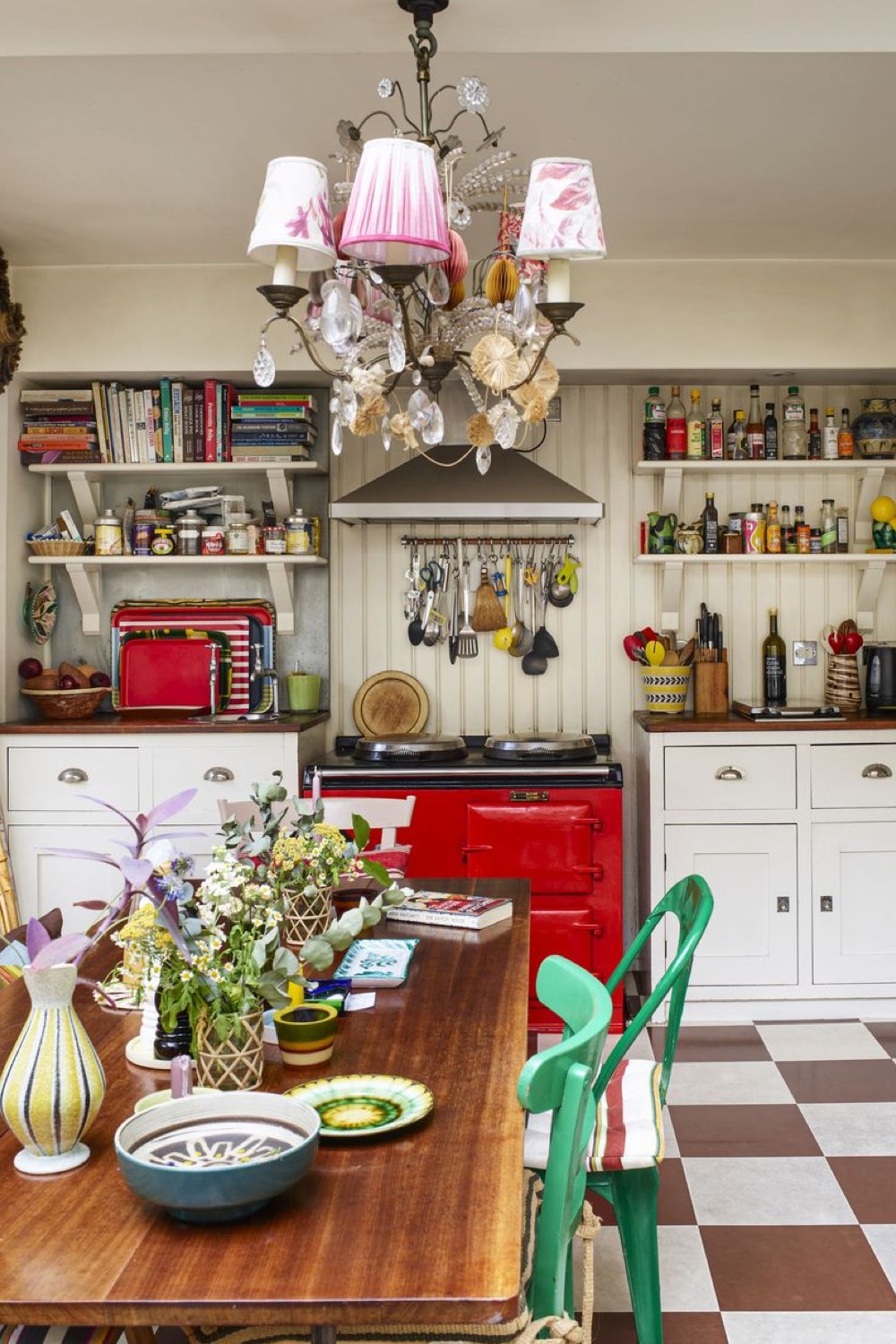 maison anglaise eclectique originale coloree cuisine blanche avec piano de cuisson rouge chaises vertes style industriel mélange