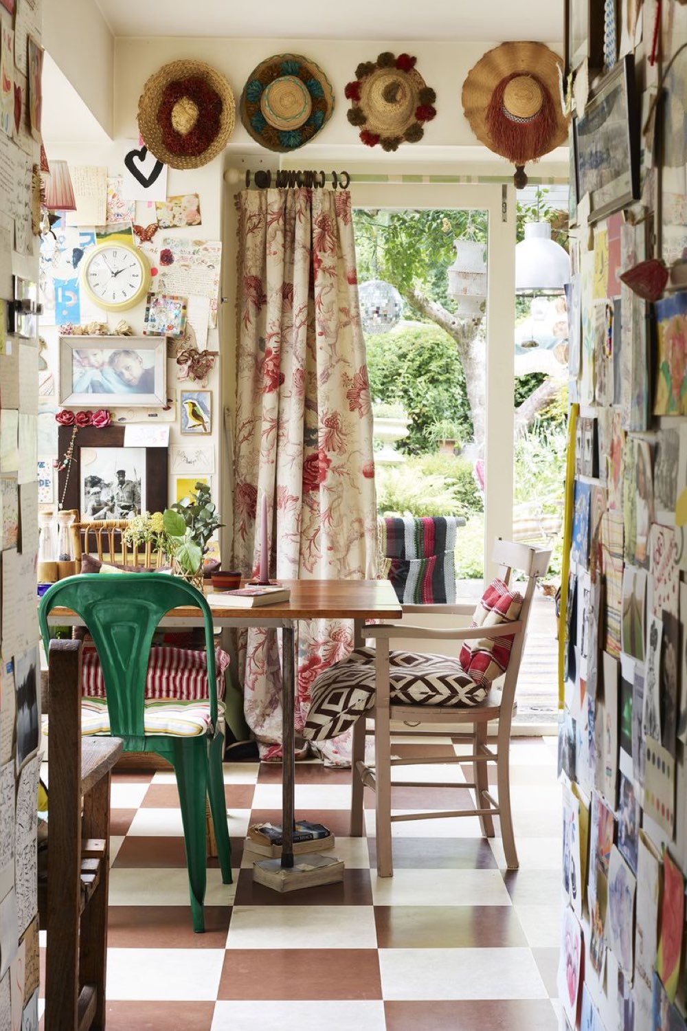 maison anglaise eclectique originale coloree salle à manger esprit cottage éclectique rideaux imprimé floral sol damier brun et écru chaises dépareillées
