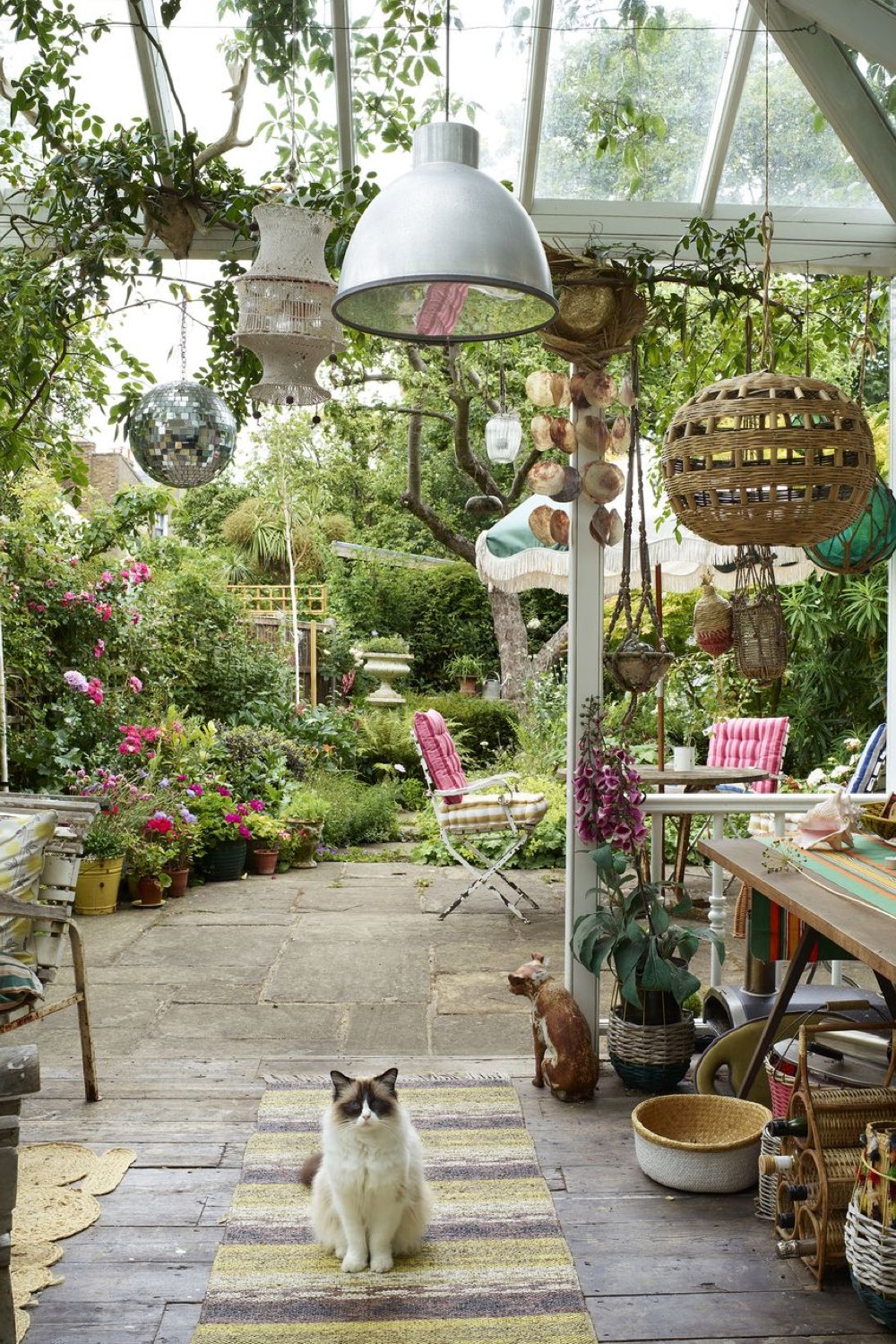 maison anglaise eclectique originale coloree joli patio avec veranda nature plantes luminaire industriel