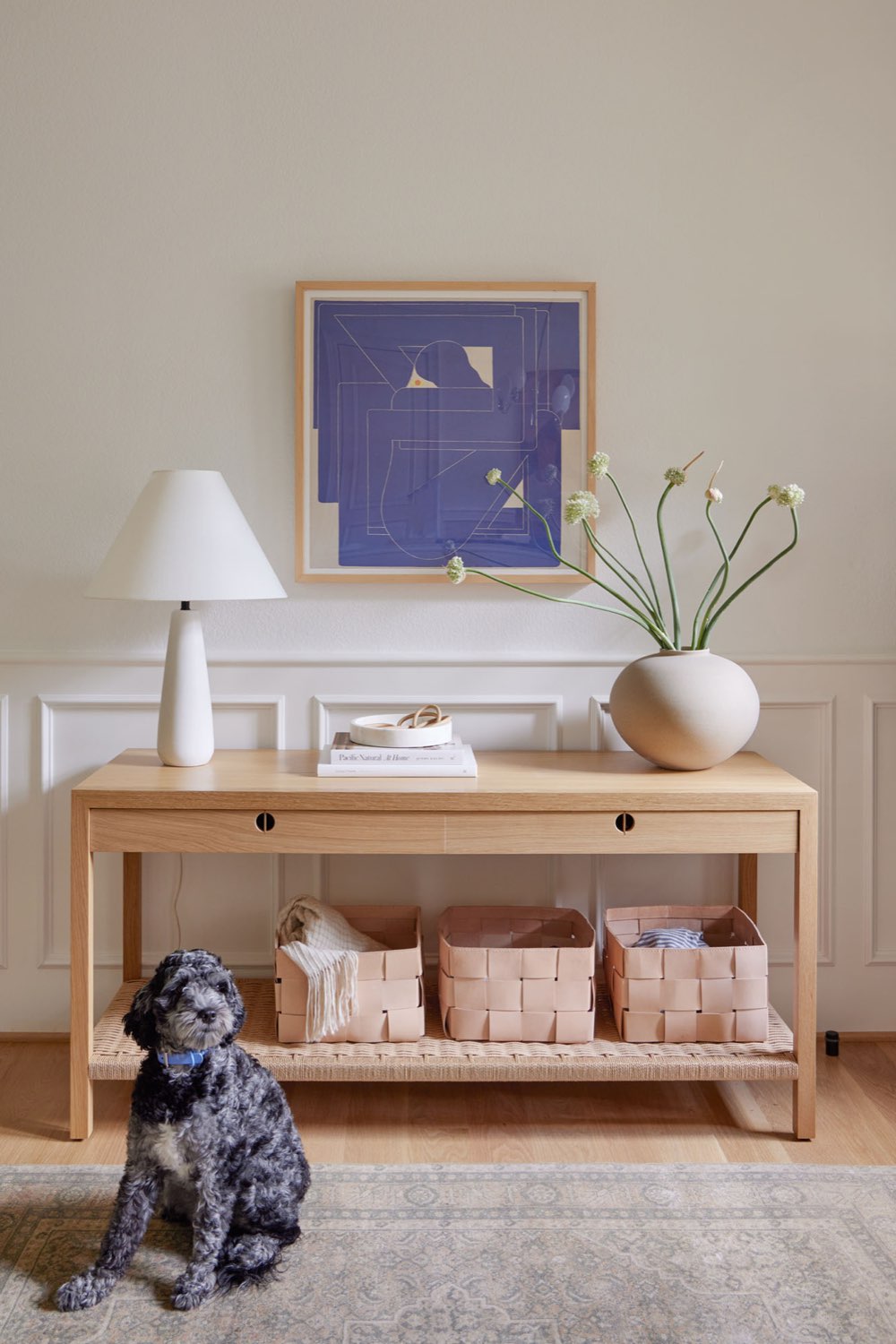 maison classique claire decor equilibre entrée console en bois simple et lumineuse tableau moderne bleu