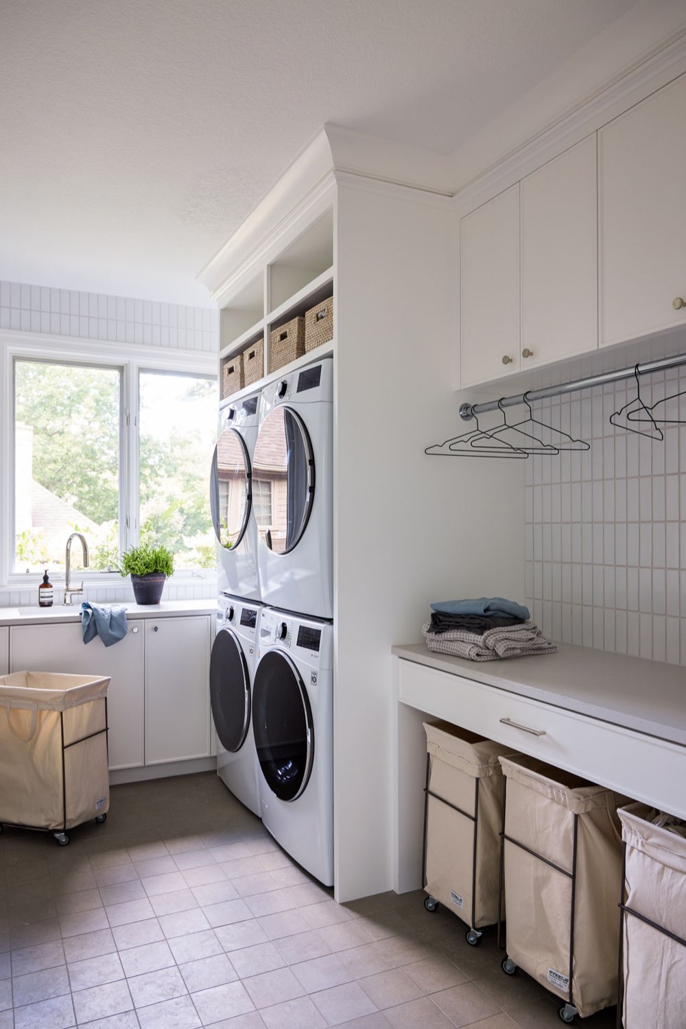 maison classique claire decor equilibre organisation buanderie pratique et fonctionnelle machine à laver sèche-linge placard