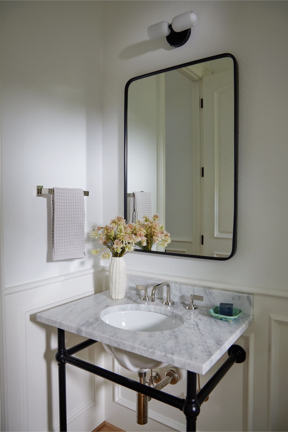 maison classique claire decor equilibre salle de bain d'appoint meuble vasque ancien plan en marbre miroir encadrement noir