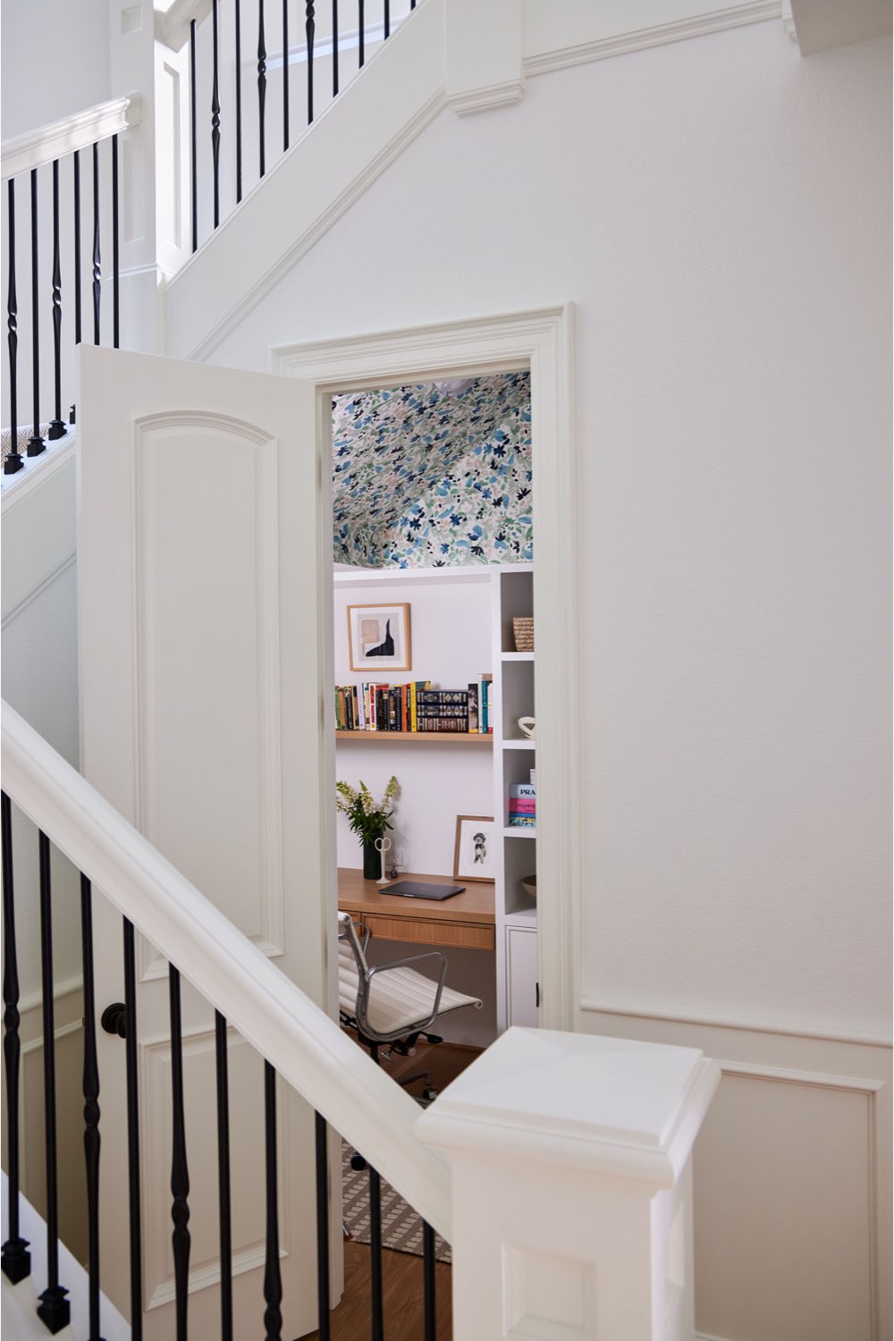 maison classique claire decor equilibre architecture intérieure aménagement malin sous escalier création pièce de travail au calme