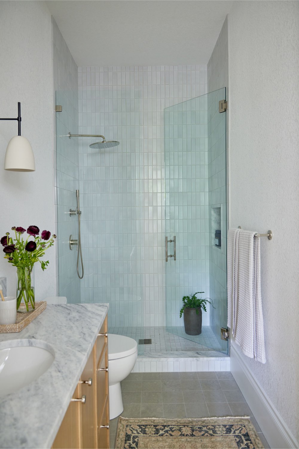 maison classique claire decor equilibre grande salle de bain en longueur avec douche mosaïque bleue pastel