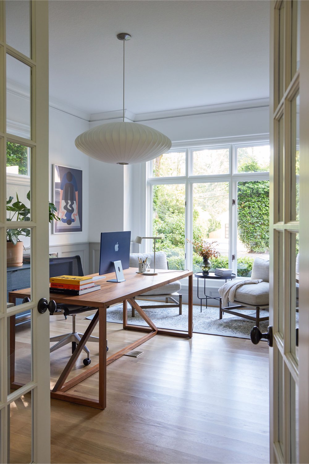 maison classique claire decor equilibre grand espace bureau à domicile pièce lumineuse baie vitrée espace de travail en bois
