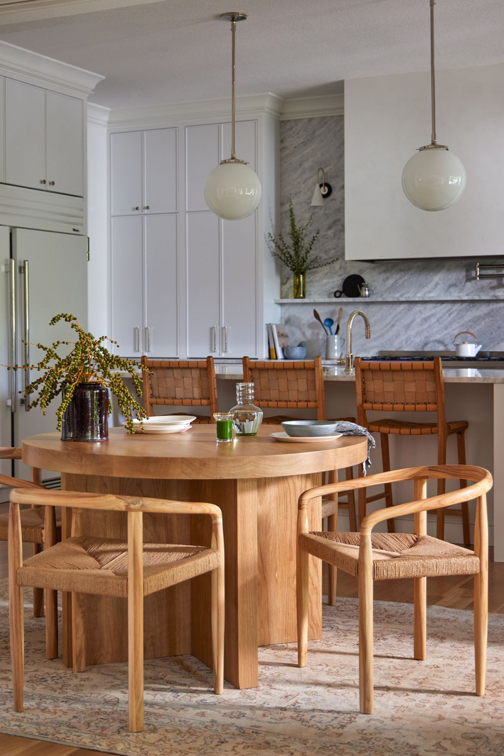maison classique claire decor equilibre cuisine ouverte en linéaire avec îlot centrale et coin repas marbre et bois