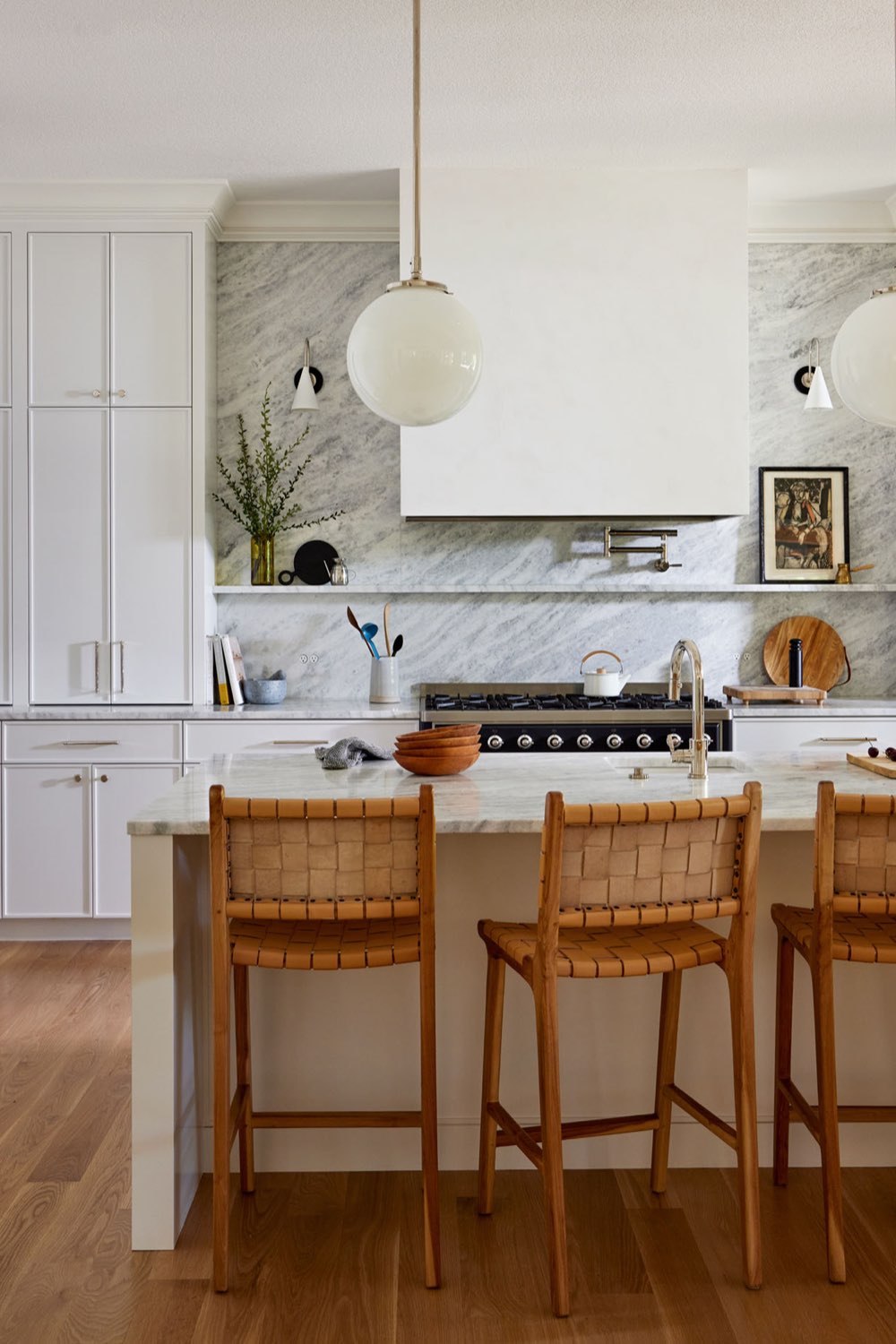 maison classique claire decor equilibre crédence en marbre meuble de cuisine blanc chic elegant rangement tabouret en bois et cuir