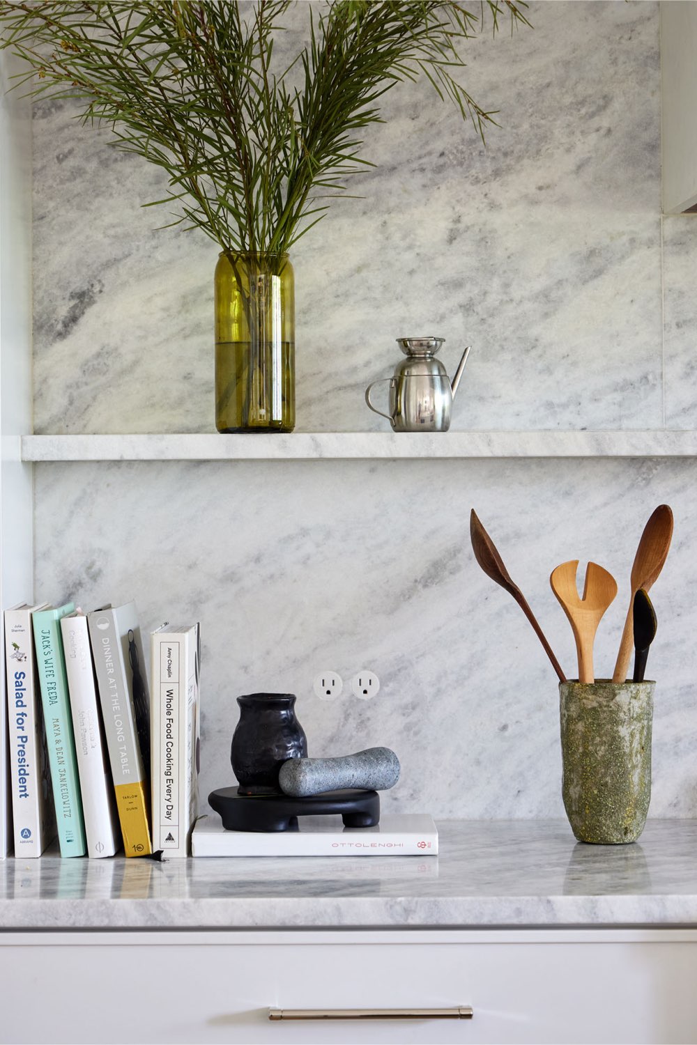 maison classique claire decor equilibre étagère de cuisine rangement marbre blanc nervure grise