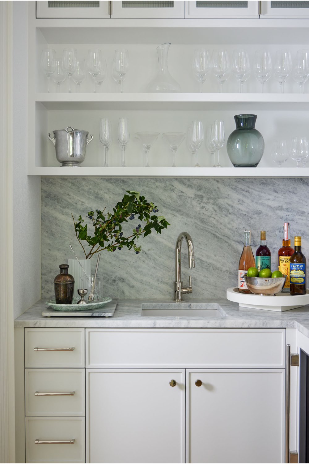 maison classique claire decor equilibre cuisine évier étagère simple et élégant