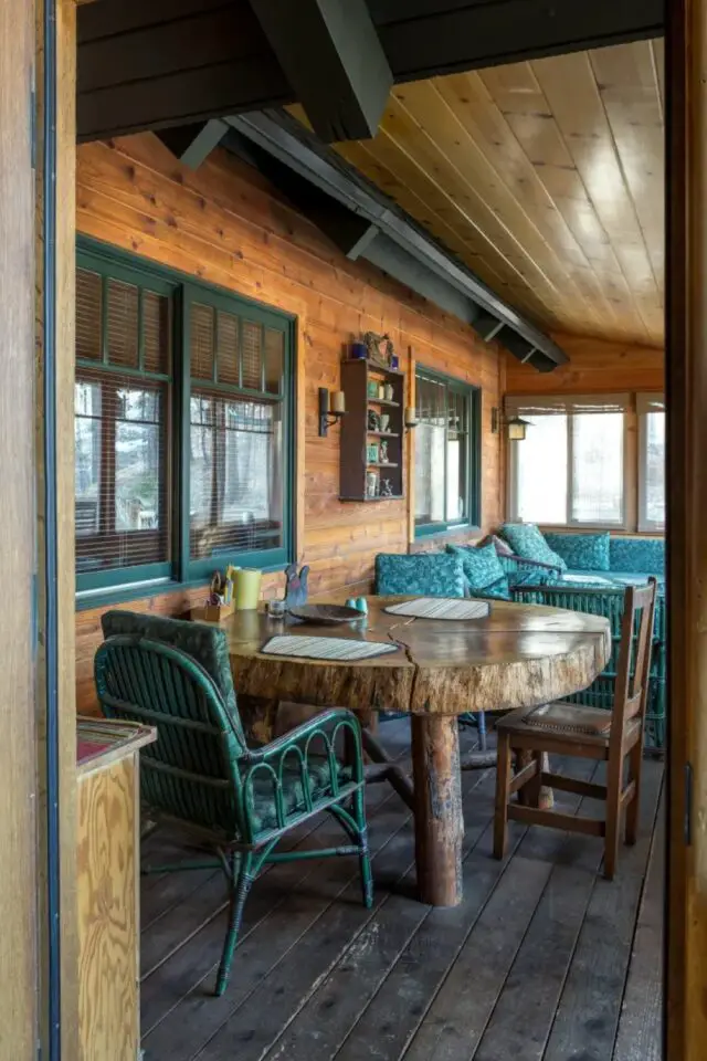 maison en bois deco ancienne eclectique loggia terrasse couverte et fermée grande table fabriquée à la main chaise en rotin 