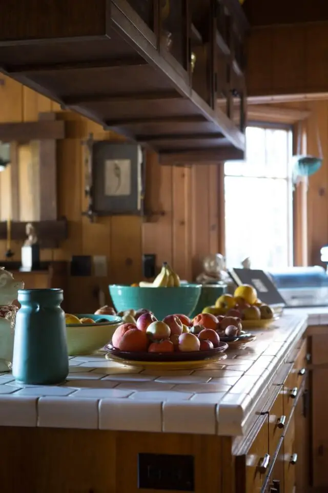 maison en bois deco ancienne eclectique cuisine plan de travail en carrelage blanc meuble en bois rustique