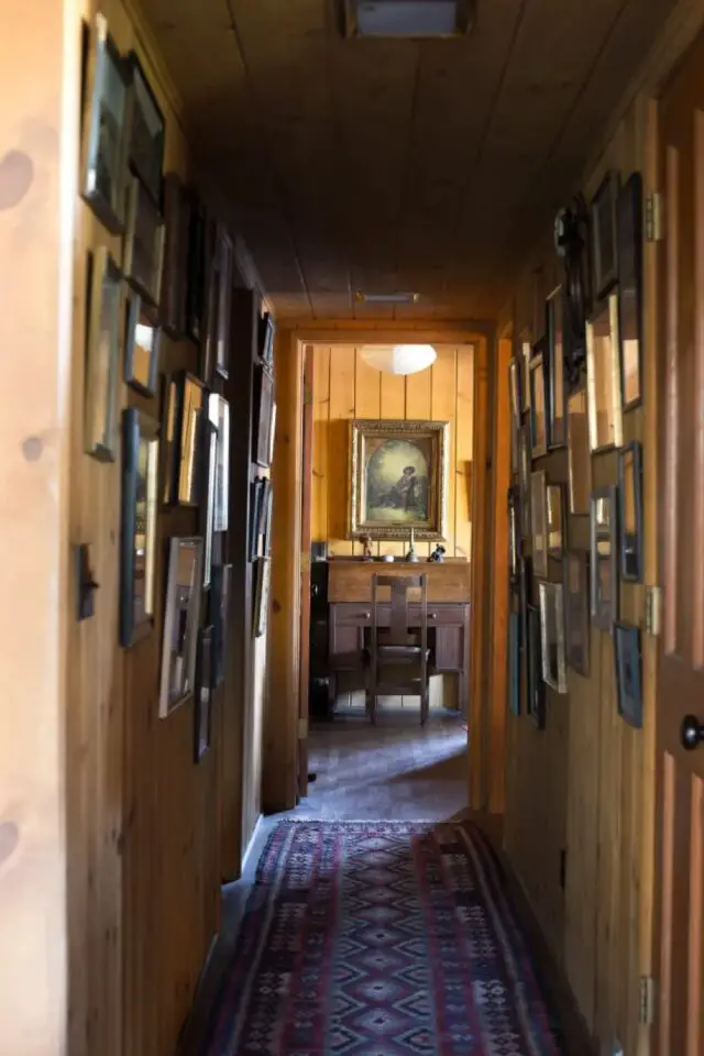 maison en bois deco ancienne eclectique couloir en lambris esprit rustique galerie de cadres 