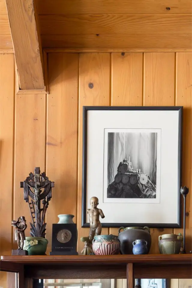 maison en bois deco ancienne eclectique détails décoratifs objets anciens et religieux crucifix photo en noir et blanc encadrée