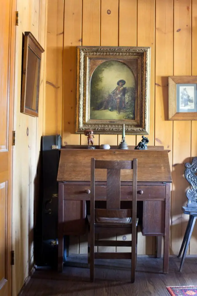 maison en bois deco ancienne eclectique détails décoratifs dessus de bureau secrétaire en bois ancien cadre doré tableau
