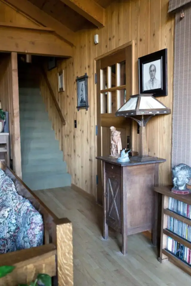 maison en bois deco ancienne eclectique salon séjour escaliers porte en bois meuble anciens déco murale et objets posés