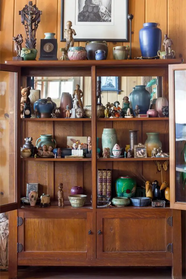 maison en bois deco ancienne eclectique meuble vitrine accumulation objets antiquités cabinet curiosités