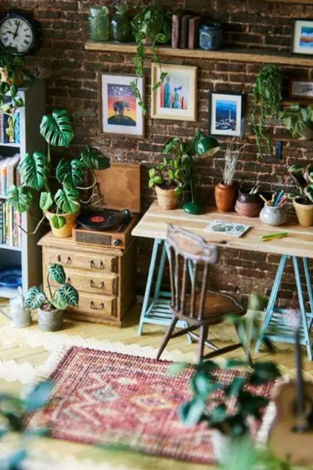 maison miniature loisirs creatifs adulte pièce bireau avec chaise scandinave plante verte mur en brique tapis persan