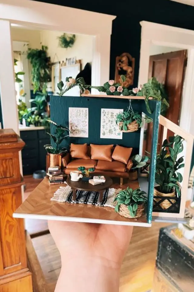maison miniature loisirs creatifs adulte salon tendance couleur vert canapé en cuir plantes d'intérieur tableau déco murale