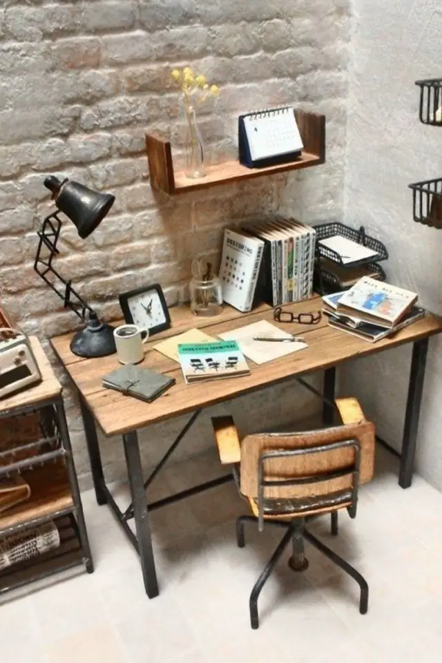maison miniature loisirs creatifs adulte petit bureau industriel bois métal mur en briques blanches mobilier bois et métal modélisation