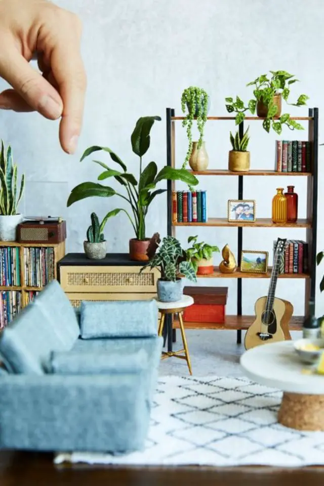 maison miniature loisirs creatifs adulte salon vintage canapé modélisation maquette bibliothèque plantes vertes