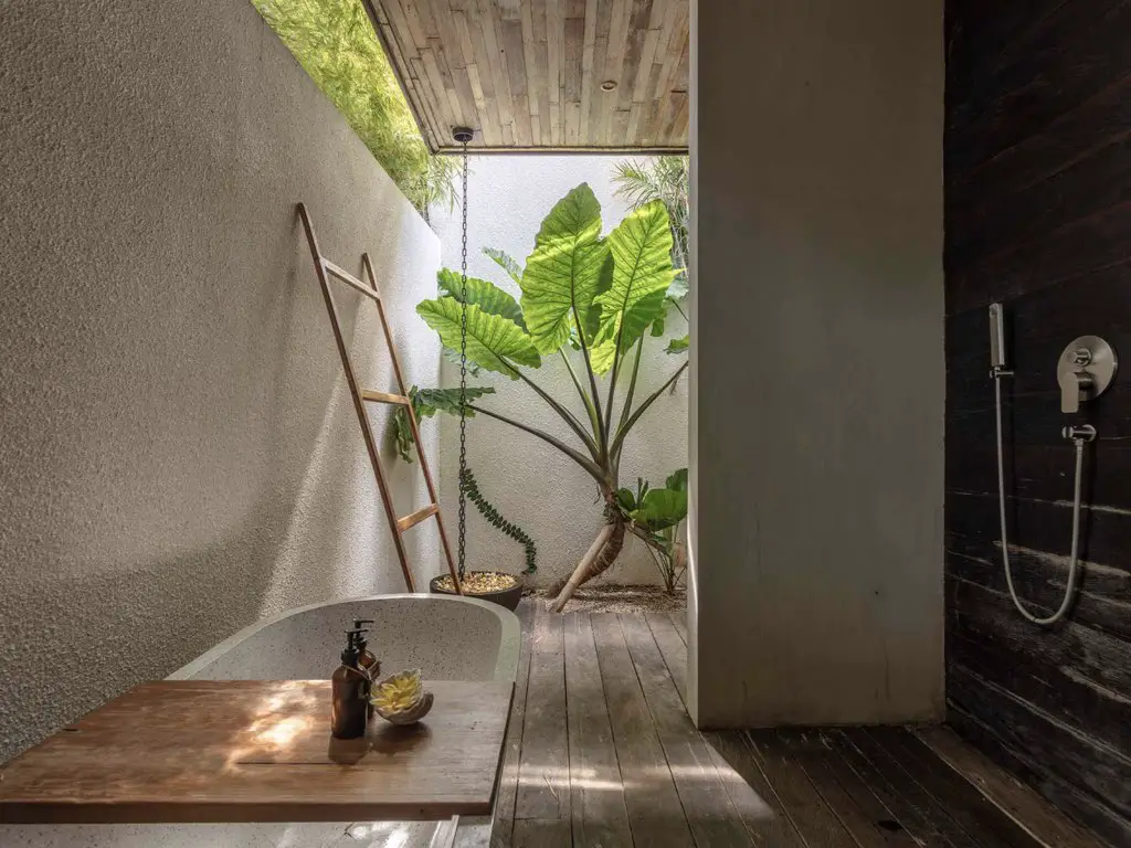 maison ouverte sur exterieur nature salle de bain avec baignoire ouverte sur l'extérieur jardin intérieur puit de lumière