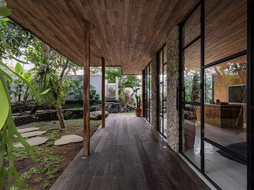 maison ouverte sur exterieur nature corridor jardin protection du soleil et de la pluie jardin tropical Indonésie
