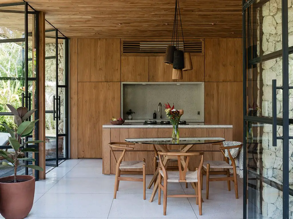 maison ouverte sur exterieur nature cuisine moderne en bois en linéaire avec îlot