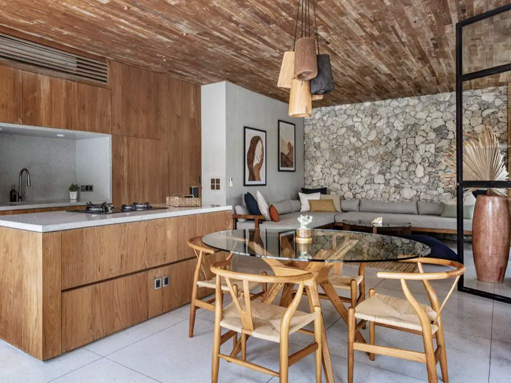 maison ouverte sur exterieur nature espace de vie ouvert salon cuisine salle à manger bois corail naturel