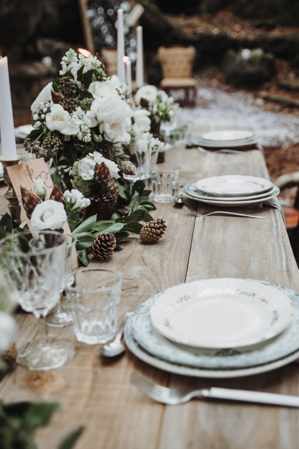 mariage en hiver deco a copier table en bois centre de table fleurs blanches et pommes de pin