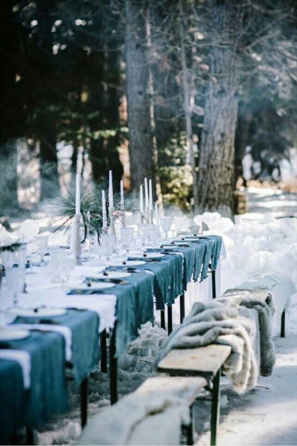 mariage en hiver deco a copier grande table en longueur nappe en lin bleu glacier décoration blanche et chic