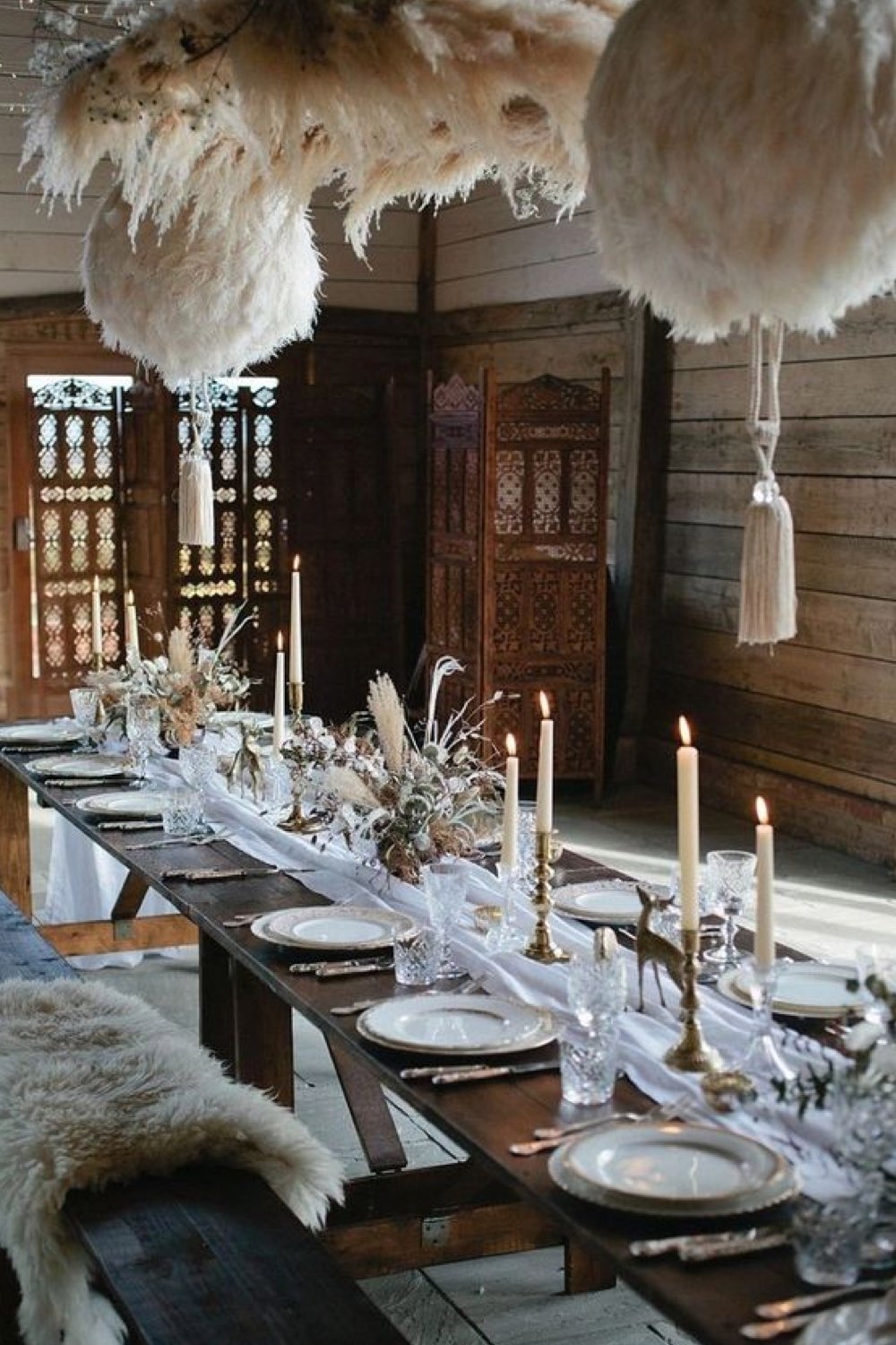 mariage en hiver deco a copier suspension à plumes blanches au dessus de la table chic élégant luxe